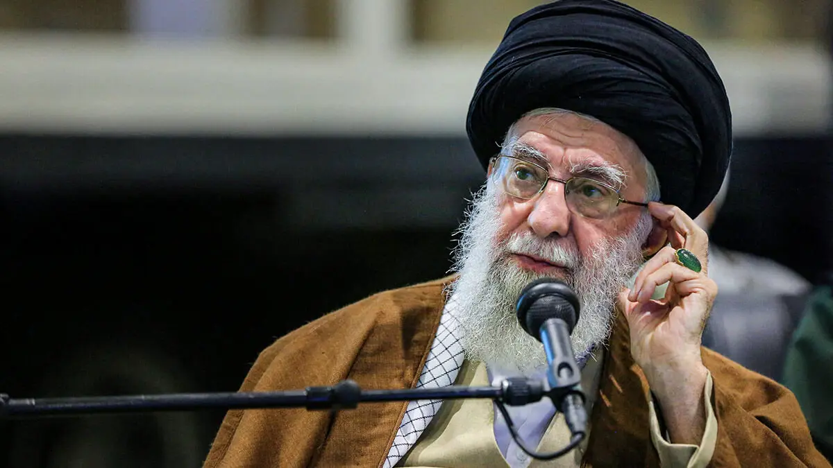 Líder Supremo de Irán, el ayatolá Ali Jamenei, observa durante una reunión en la exhibición de logros de la Fuerza Aeroespacial del IRGC en Teherán, Irán, el 19 de noviembre de 2023 - Oficina del Líder Supremo iraní WANA (Agencia de Noticias de Asia Occidental) vía REUTERS