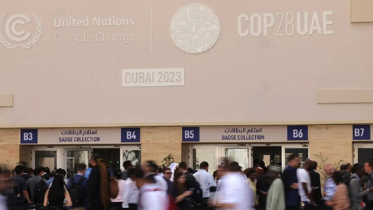 PHOTO/AFP/GUISEPPE CACACE – Varios delegados hacen cola para entrar en el recinto de Expo City durante las conversaciones sobre el clima de las Naciones Unidas COP28 en Dubái el 4 de diciembre de 2023
