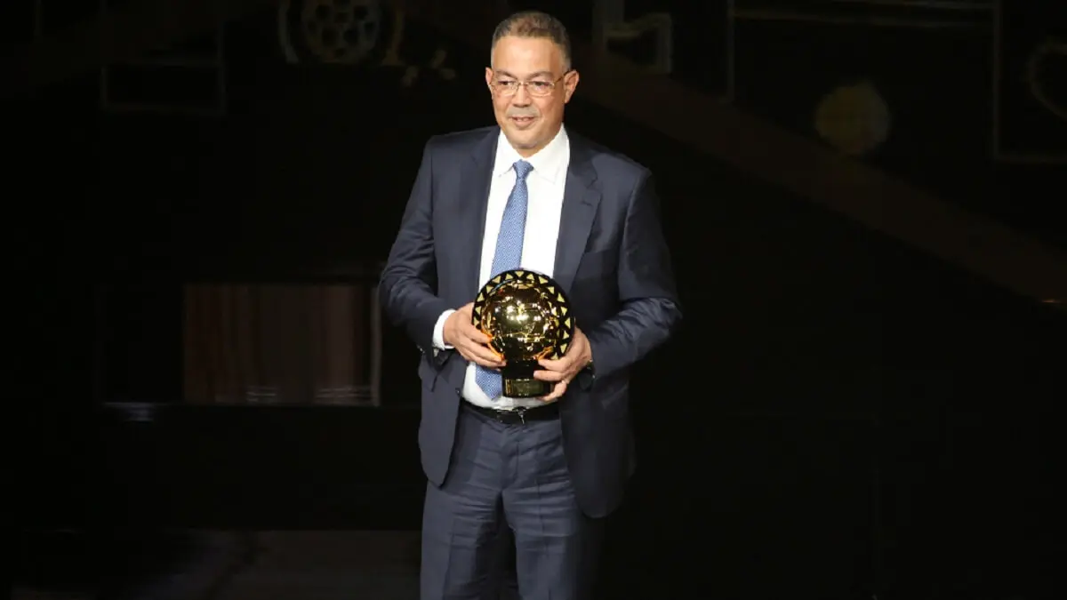 Fouzi Lekjaa, presidente de la Real Federación Marroquí de Fútbol, recibe el Premio al Mejor Equipo durante los Premios de la Confederación Africana de Fútbol (CAF) 2023 en Marrakech el 11 de diciembre de 2023 - PHOTO/AFP