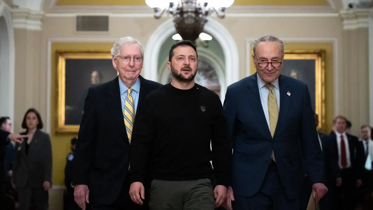 Foto de Drew Angerer / GETTY IMAGES NORTEAMÉRICA / Getty Images vía AFP - Volodymyr Zelensky con el líder de la minoría del Senado, Mitch McConnell (R-KY) y el líder de la mayoría del Senado, Chuck Schumer (D-NY)