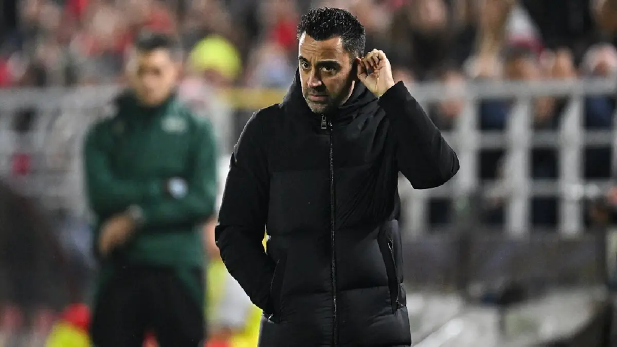 El entrenador español del Barcelona, Xavi, gesticula durante el partido de fútbol del Grupo H de la UEFA Champions League entre el Royal Antwerp FC y el FC Barcelona en el Bosuilstadion de Amberes, el 13 de diciembre de 2023 - PHOTO/AFP/JOHN THYS