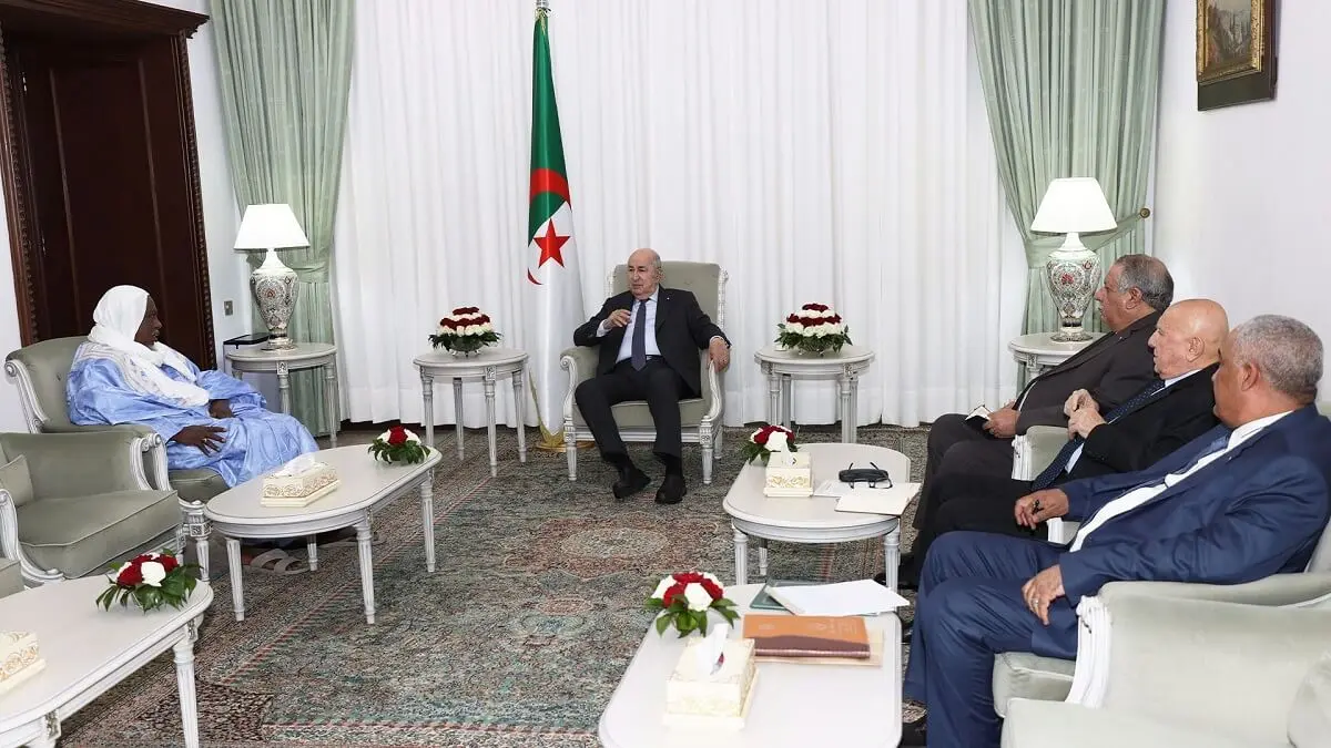 El imán maliense Mahmoud Dicko recibido por el presidente Tebboune en presencia del general Djebbar Mehenna