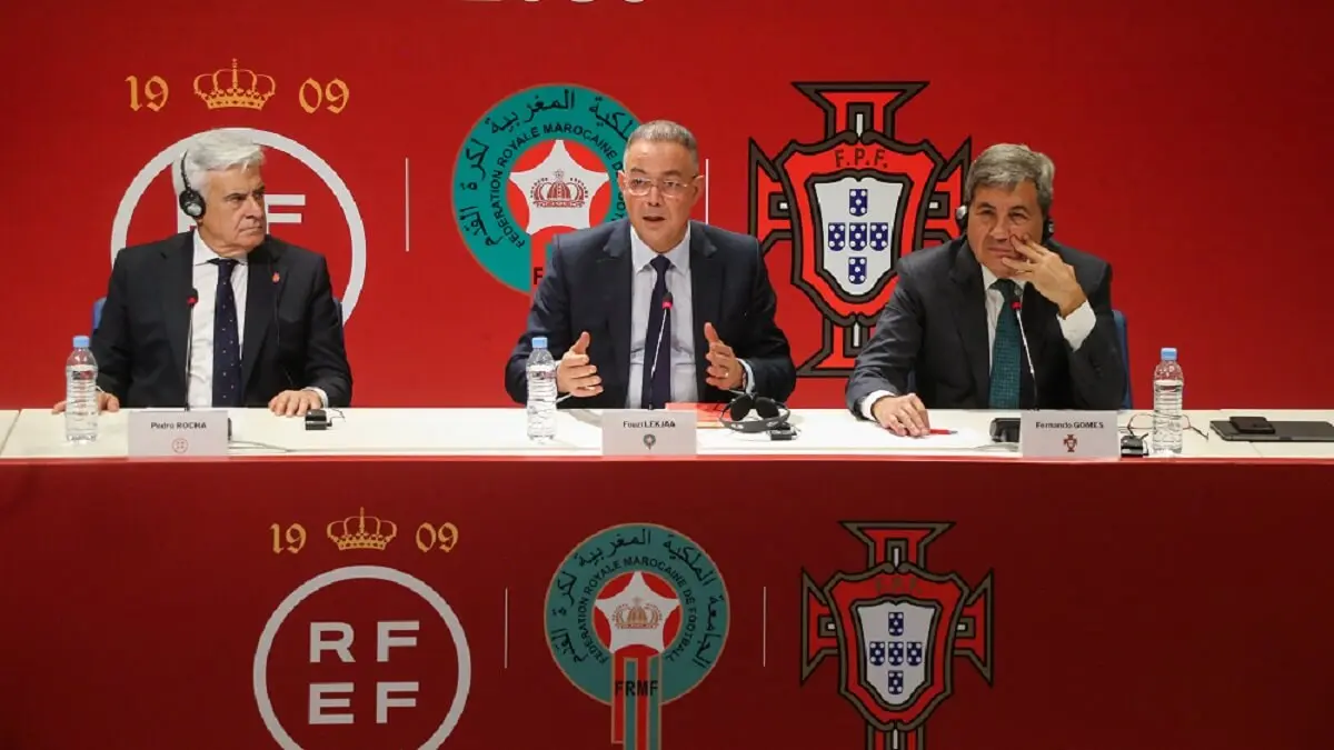 Los dirigentes de las federaciones de fútbol de Marruecos, Faouzi Lekjaa (Centro), España, Pedro Rocha (Izquierda), y Portugal, Fernando Gomes, en Rabat el 28 de octubre de 2023 - PHOTO/AFP