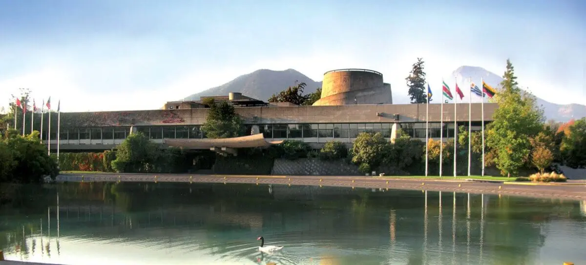 Exterior del edificio de la sede de la Comisión Económica para América Latina (CEPAL) en Santiago de Chile, Chile - CEPAL