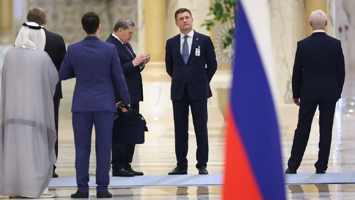 Esta fotografía de grupo distribuida por la agencia estatal rusa Sputnik muestra al viceprimer ministro de Rusia, Alexander Novak, antes de una ceremonia de bienvenida previa a las conversaciones entre el presidente de Rusia y el presidente de los Emiratos Árabes Unidos en Abu Dabi el 6 de diciembre de 2023 – PHOTO/Sergei SAVOSTYANOV/POOL/AFP