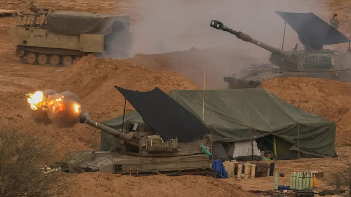 Un obús de artillería autopropulsada del ejército israelí dispara proyectiles desde una posición cercana a la frontera con la Franja de Gaza, en el sur de Israel, el 28 de diciembre de 2023, en medio de los combates en curso entre Israel y el grupo militante palestino Hamás – PHOTO/JACK GUEZ/AFP