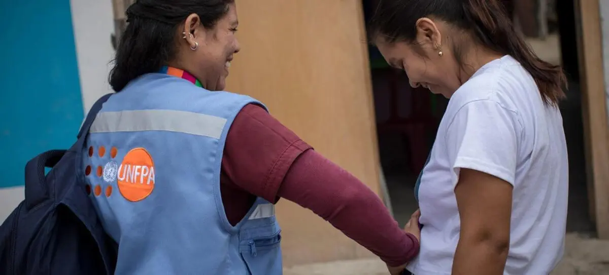 © UNFPA Peru Una partera del UNFPA visita a una madre embarazada de dos hijos en su casa en el noroeste de Perú.