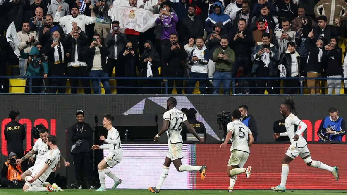 Los jugadores del Real Madrid celebran su cuarto gol de la final de la Supercopa de España ante el Atlético de Madrid – PHOTO/AFP/GIUSEPPE CACACE