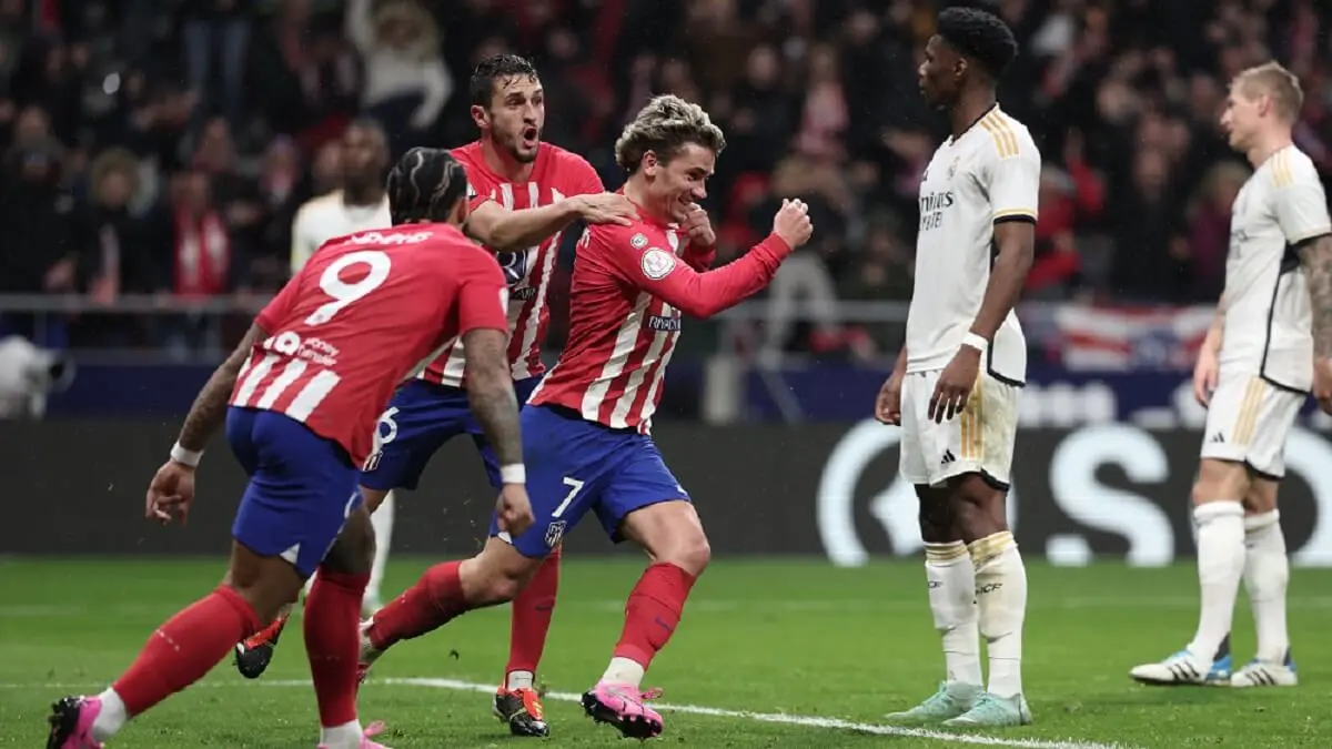 El delantero francés del Atlético de Madrid Antoine Griezmann celebra el tercer gol de su equipo durante el partido de fútbol de la Copa del Rey española entre el Club Atlético de Madrid y el Real Madrid CF en el estadio Metropolitano de Madrid el 18 de enero de 2024 – PHOTO/Thomas COEX/AFP