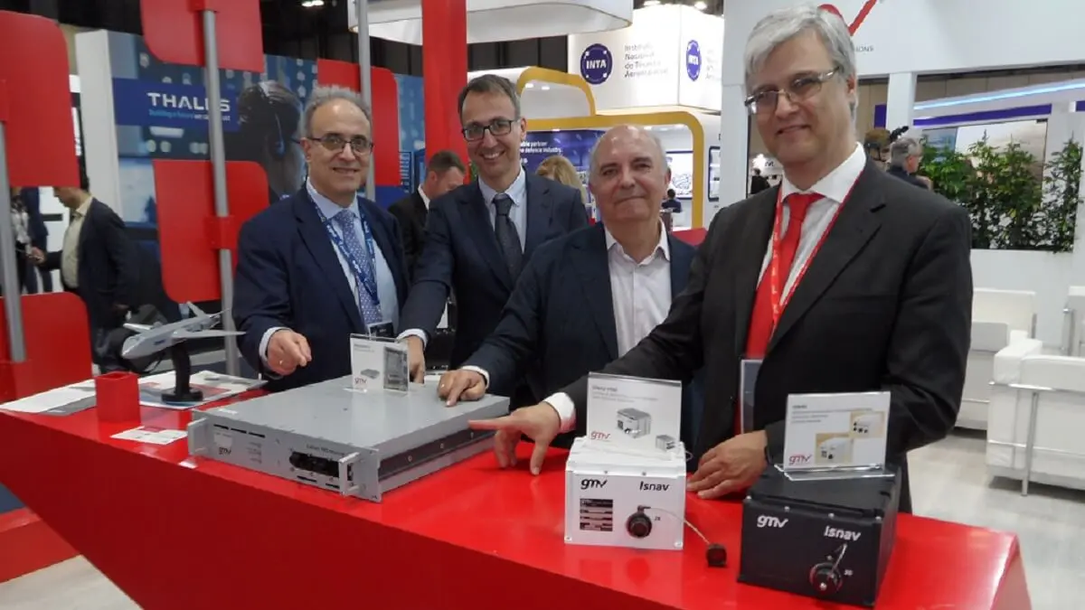 PHOTO/JPons - El director de la Unidad de Negocio de Navegación del segmento usuario de Galileo y PRS en GMV, Manuel Toledo, con un grupo de sus ingenieros ante el prototipo del receptor “Presence” en el salón FEINDEF de Madrid en mayo de 2023