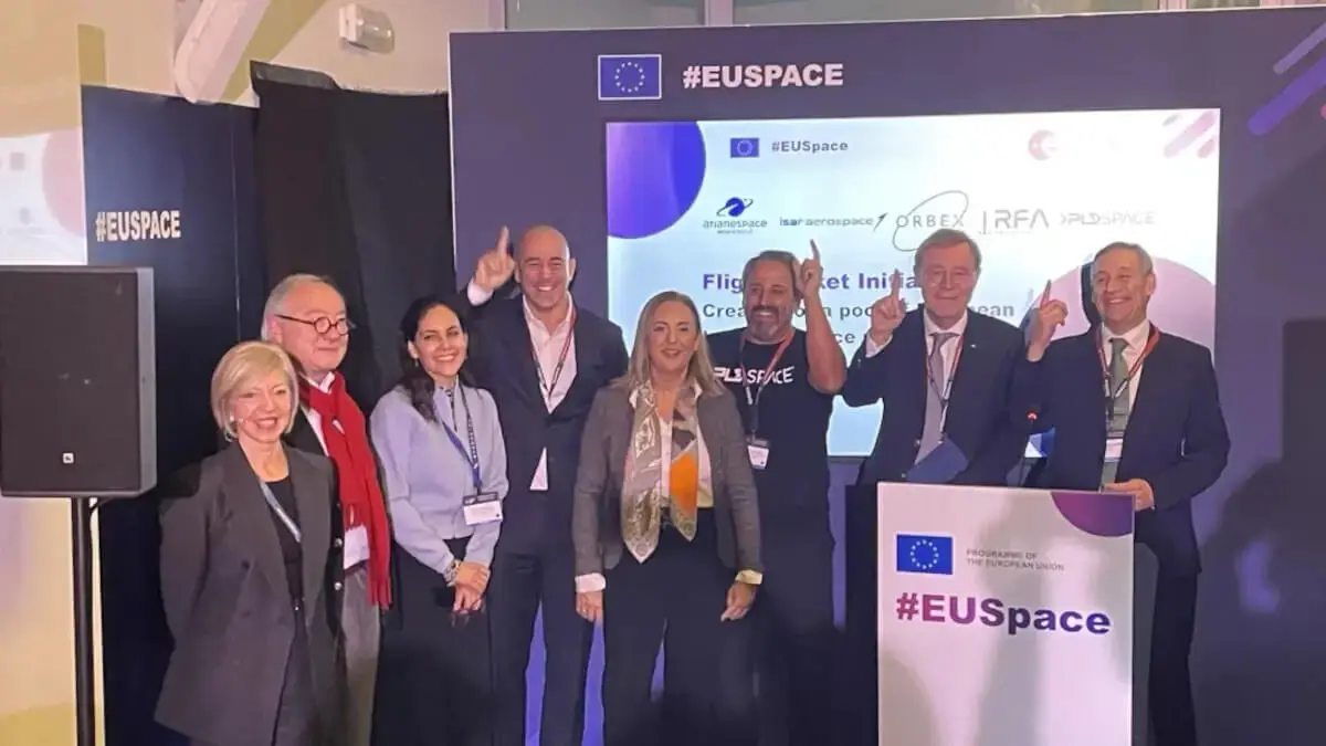PHOTO/Orbex Space - Con un dedo arriba por su éxito europeo, el vicepresidente de Clientes y Ventas de PLD, Pablo Gallego y el consejero delegado de Orbex, Miguel Belló, junto al director de Transporte Espacial de ESA, Toni Tolker-Nielsen