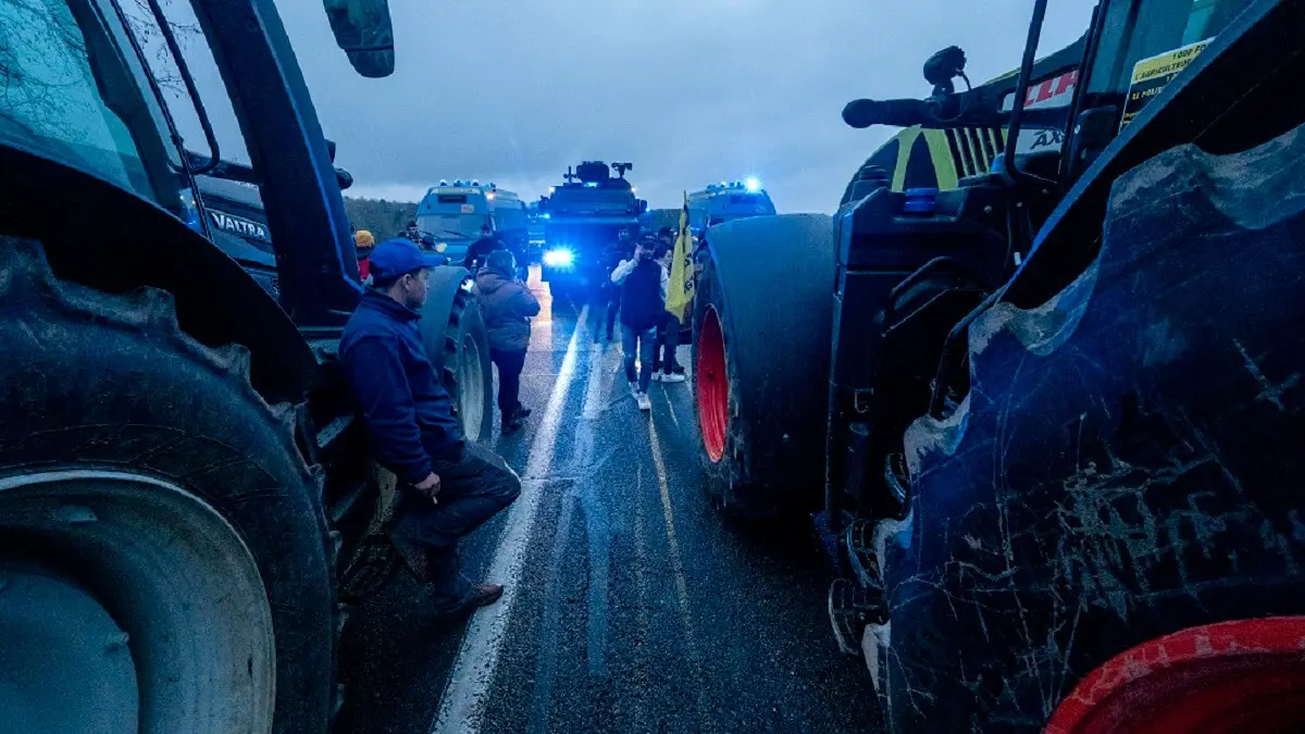 Francia, Gien, 01 de febrero 2024, una treintena de tractores de Coordination Rurale 47, intentaron una vez más cruzar el Loira hacia Rungis, pero fueron bloqueados en el puente de la departementale 940 por la Gendarmería de Gien – PHOTO/Frederic Moreau/Hans Lucas/Hans Lucas vía AFP
