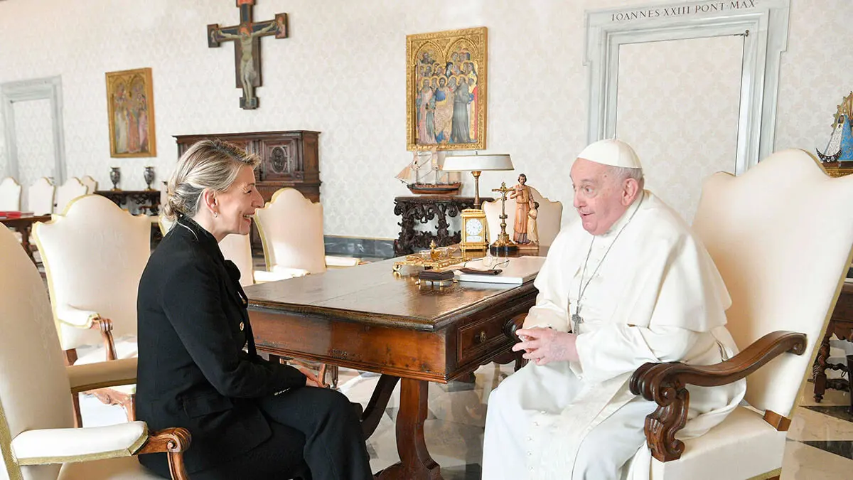 El papa Francisco durante una audiencia con la ministra española de Trabajo y Economía Social, Yolanda Díaz Pérez, en el Vaticano - AFP/MEDIOS VATICANOS