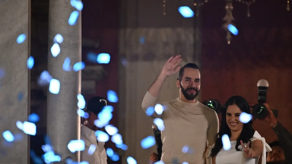 El presidente salvadoreño Nayib Bukele saluda a sus partidarios junto a su esposa Gabriela Rodríguez tras las elecciones presidenciales y legislativas en San Salvador el 4 de febrero de 2024 – PHOTO/YURI CORTEZ/AFP