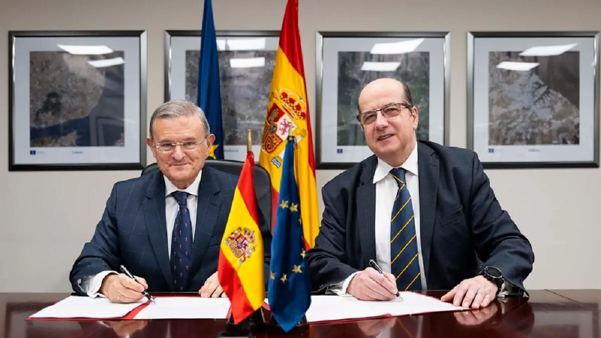 El director de Política de Defensa (izquierda), teniente general Fernando López del Pozo, y el responsable del Centro de Satélites de la UE, el embajador rumano Sorin Ducaru, han sido los protagonistas del acuerdo de cooperación - PHOTO/EU SatCen
