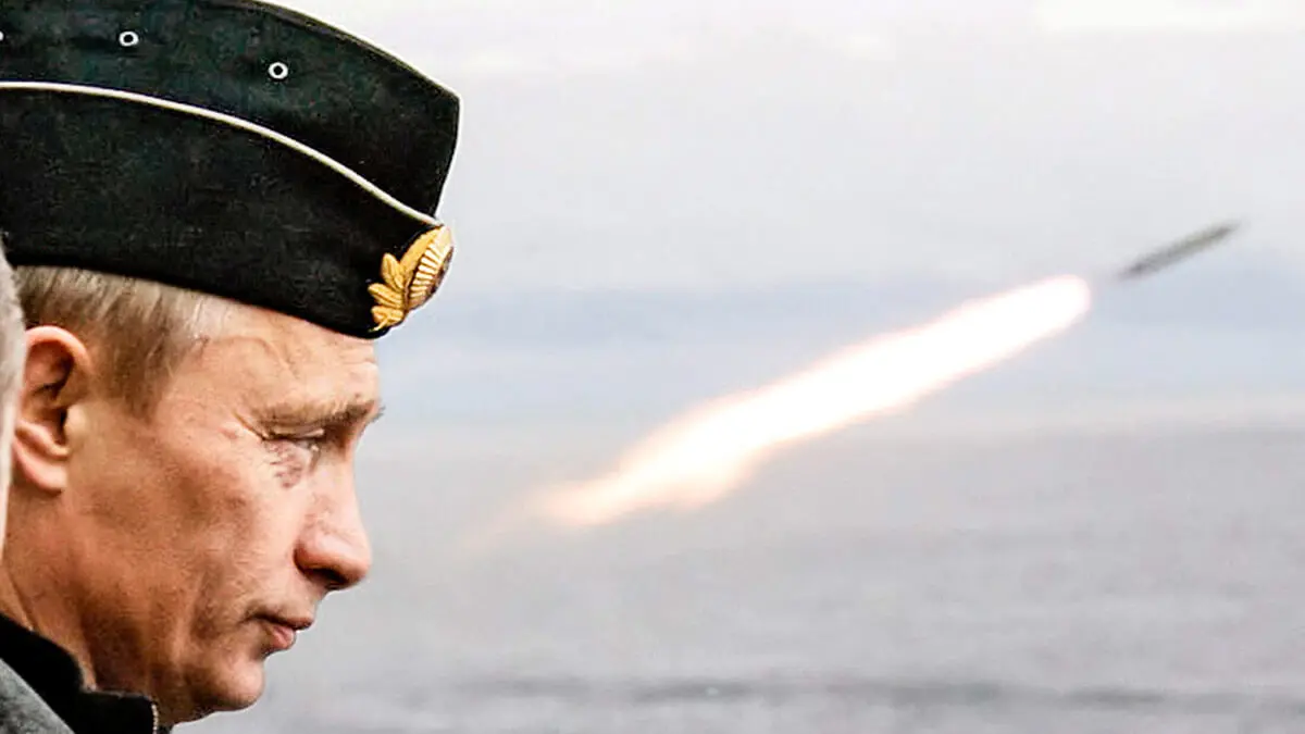 El presidente ruso Vladimir Putin observa el lanzamiento de un misil durante ejercicios navales en el norte ártico de Rusia a bordo del crucero de misiles nucleares Pyotr Veliky (Pedro el Grande), 17 de agosto de 2005 - PHOTO/ ITAR-TASS/SERVICIO DE PRENSA PRESIDENCIAL