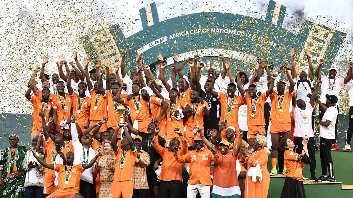 El delantero de Costa de Marfil Max-Alain Gradel levanta el trofeo de la Copa Africana de Naciones en el podio después de que Costa de Marfil ganara la Copa Africana de Naciones (CAN) 2024. Último partido de fútbol entre Costa de Marfil y Nigeria en el estadio olímpico Alassane Ouattara en Ebimpé, Abijan, el 11 de febrero de 2024 - AFP/FRANKCK FIFE