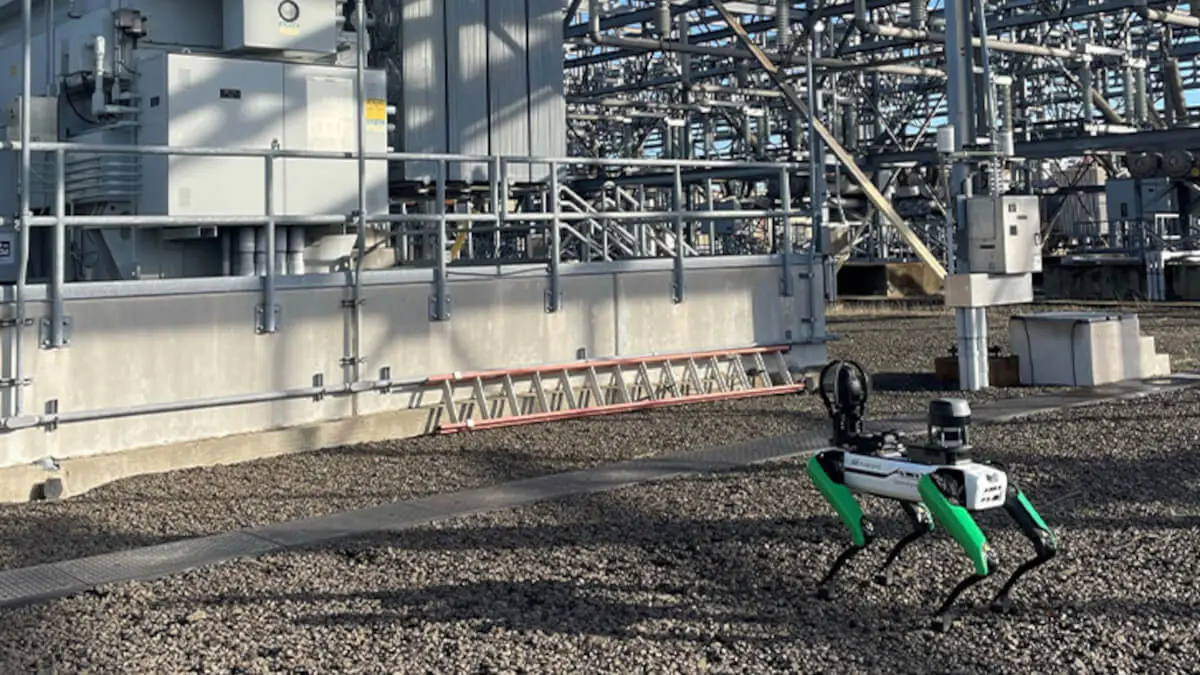 El perro robot está equipado con una cámara que tiene un zoom óptico de 30 aumentos y una cámara de infrarrojos capaz de tomar lecturas térmicas.