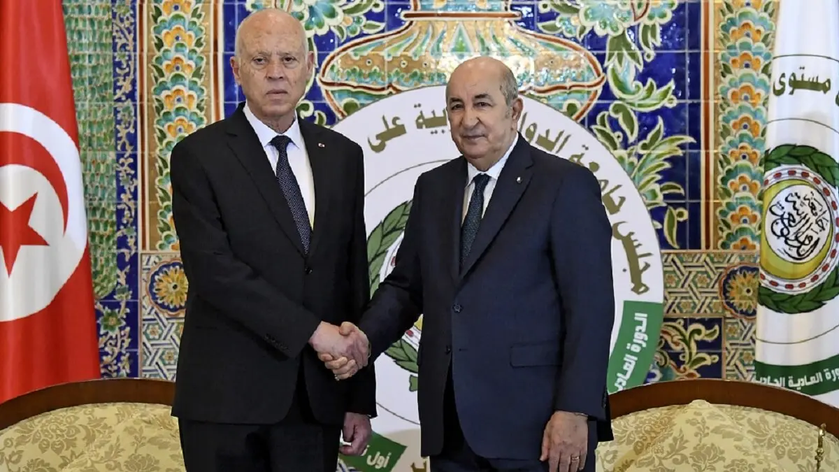Una imagen facilitada por el servicio de prensa de la Presidencia tunecina muestra al presidente argelino, Abdelmadjid Tebboune (Derecha), recibiendo a su homólogo tunecino, Kais Saied, en Argel el 1 de noviembre de 2022 – PHOTO/AFP PHOTO/HO/SERVICIO DE PRENSA DE LA PRESIDENCIA TUNECINA