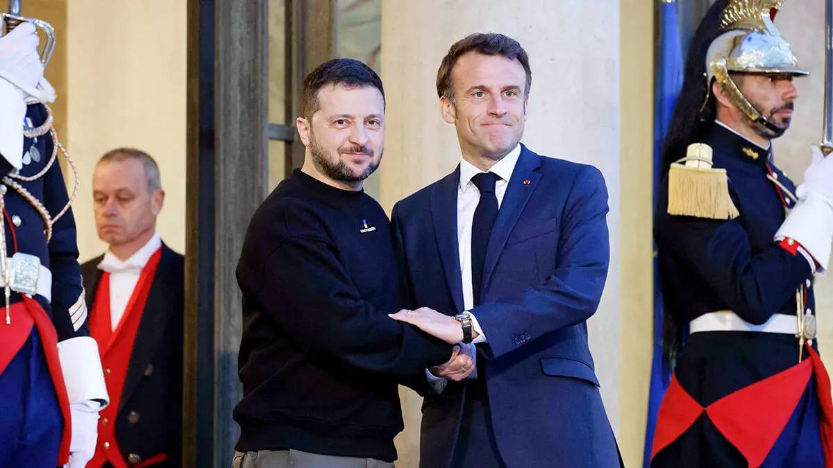 El presidente de Ucrania, Volodymyr Zelensky, es recibido por el presidente de Francia, Emmanuel Macron, a su llegada al palacio presidencial del Elíseo en París el 14 de mayo de 2023 - AFP/LUDOVIC MARIN