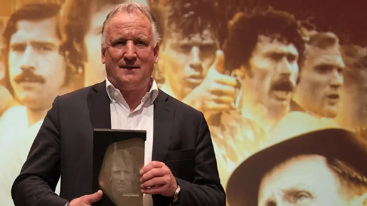 El exfutbolista alemán Andreas Brehme sostiene su trofeo mientras asiste a la gala de inauguración del Salón de la Fama del Fútbol Alemán en el Museo Alemán del Fútbol en Dortmund el 1 de abril de 2019 - PHOTO/Ina FASSBENDER/POOL/AFP