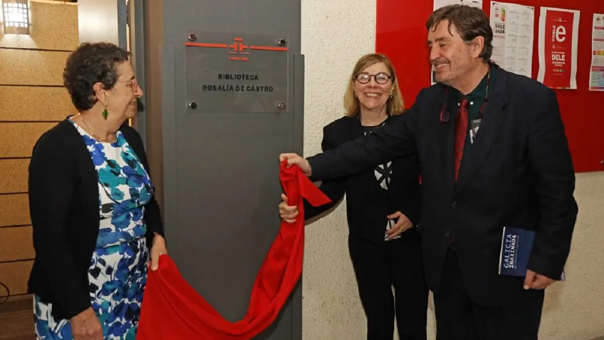 Luis García Montero descubre la placa de la Biblioteca Rosalía de Castro junto a Rosario Álvarez (izda.) y Ana Cristina de Castro – PHOTO/INSTITUTO CERVANTES
