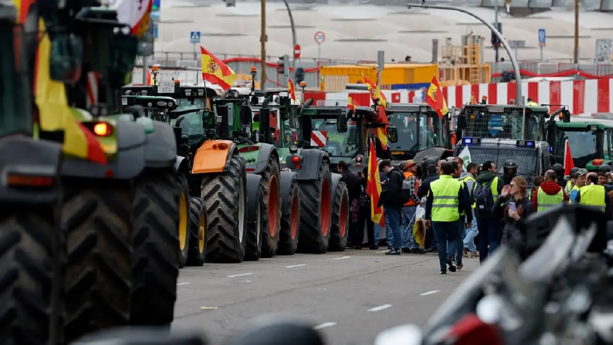 Los tractores son aprisionados mientras los manifestantes se reúnen durante una protesta de agricultores para denunciar sus condiciones y la política agrícola europea frente al Ministerio de Agricultura, en Madrid, el 21 de febrero de 2024 – PHOTO/ÓSCAR DEL POZO/AFP