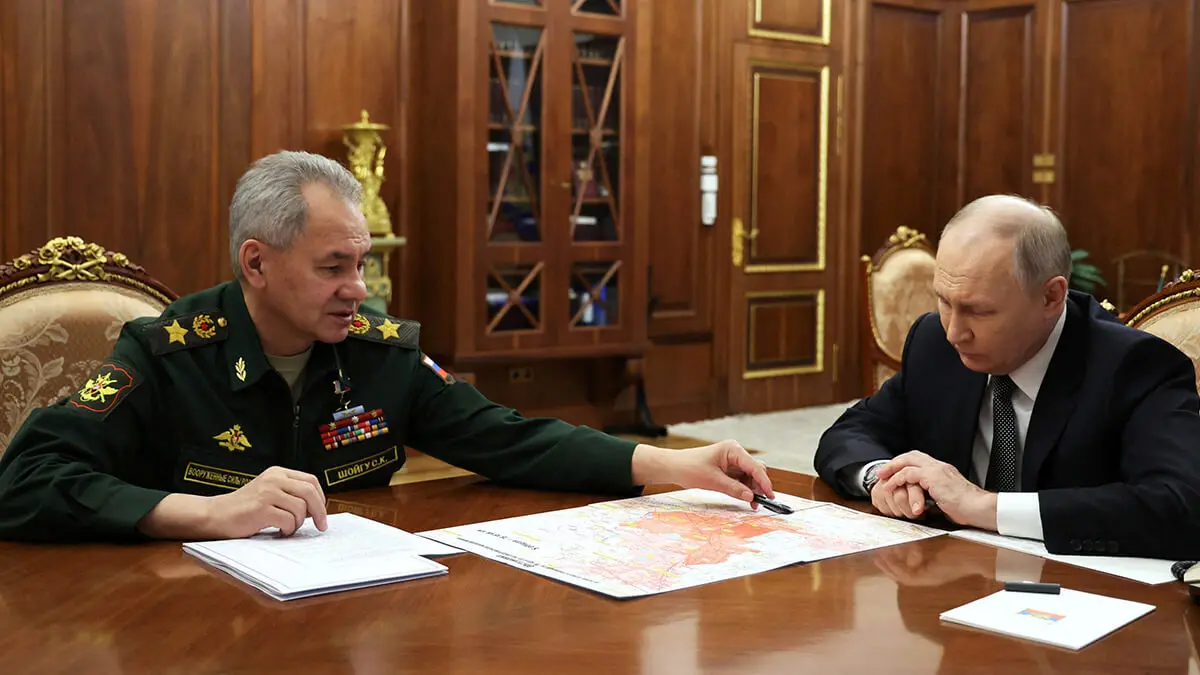 El presidente ruso, Vladimir Putin, junto al ministro de Defensa, Sergei Shoigu, durante una reunión en Moscú, Rusia, el 20 de febrero de 2024 - REUTERS/ALEXANDER KAZAKOV