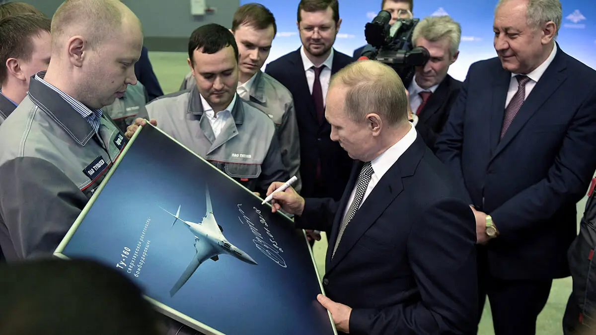 El presidente ruso Vladimir Putin firma una fotografía de un bombardero nuclear TU-160M ​​durante una visita a la fábrica de aviación Gorbunov en Kazán, Rusia, el 25 de enero de 2018 - SPUTNIK/ALEXEI NIKOLSKY via REUTERS