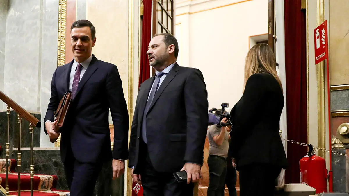 El presidente del Gobierno en funciones de España, Pedro Sánchez, y el ministro de Desarrollo en funciones, José Luis Ábalos, llegan a la Cámara después de una pausa durante el debate de investidura en el Parlamento en Madrid, España, el 4 de enero de 2020
- REUTERS/SERGIO PÉREZ