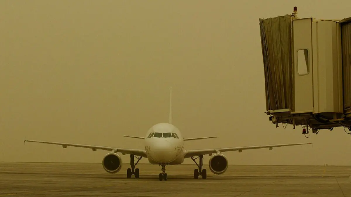 Aviones permanecen en la pista del aeropuerto de Fuerteventura, debido a una tormenta de arena procedente del desierto del Sáhara – PHOTO/SAMUEL ARANDA/AFP
