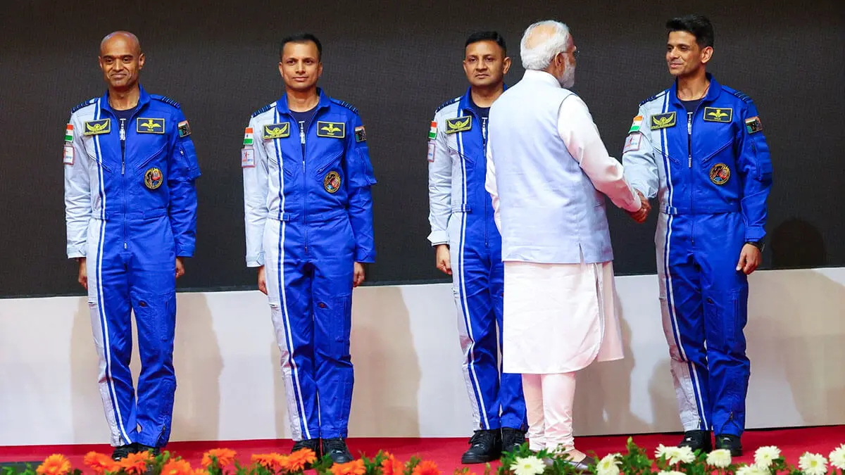 El primer ministro Modi ha presentado en sociedad a los cuatro militares seleccionados para volar al espacio en una cápsula fabricada en India y les ha impuesto las alas de astronauta -&nbsp;PHOTO/Narendra Modi/X