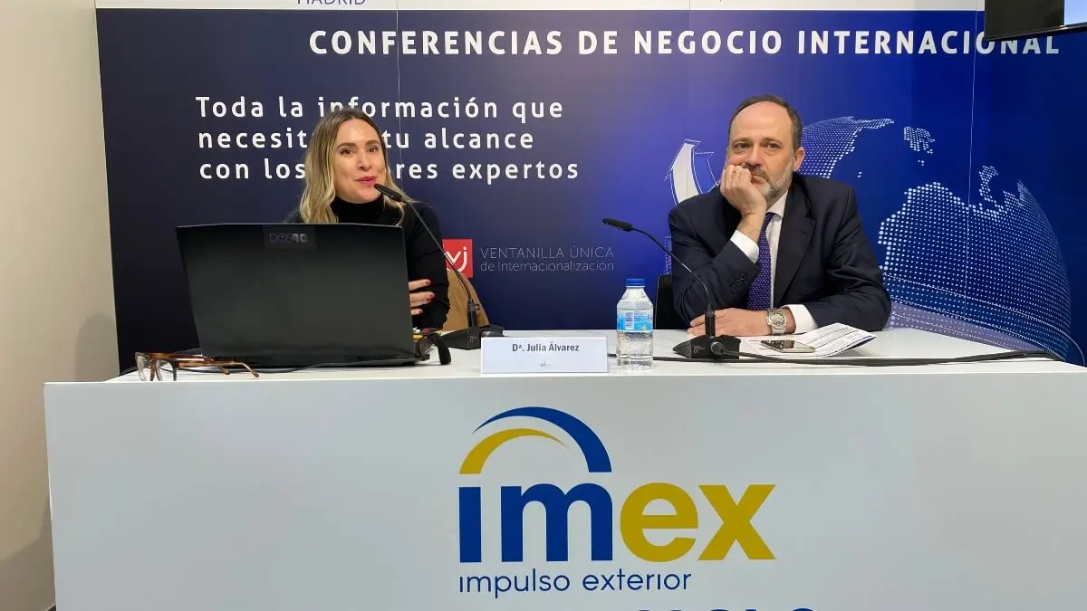 Julia Álvarez, del ICO, y José Terreros, director del IMEX - PHOTO/ATALAYAR