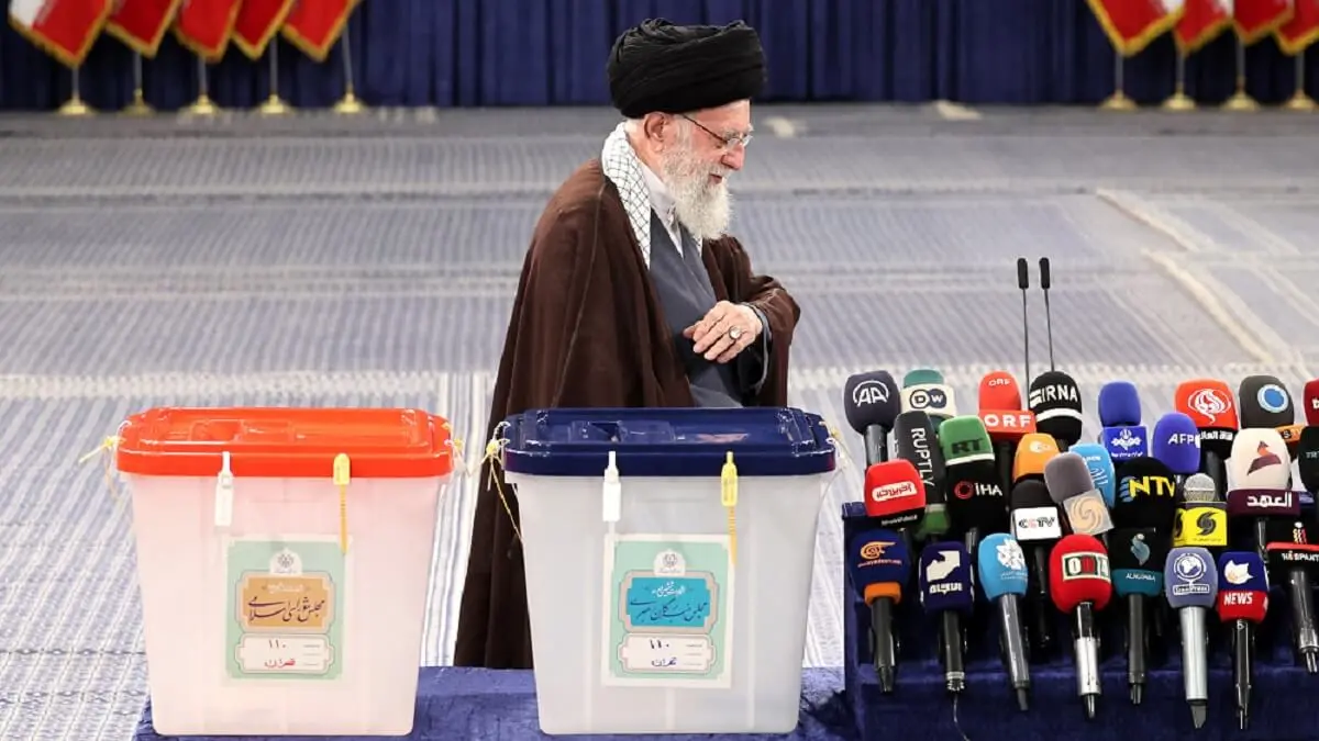 El líder supremo de Irán, el ayatolá Alí Jamenei, camina para hablar después de depositar su voto durante las elecciones parlamentarias y al órgano clerical clave en un colegio electoral en Teherán el 1 de marzo de 2024 – PHOTO/ATTA KENARE/AFP