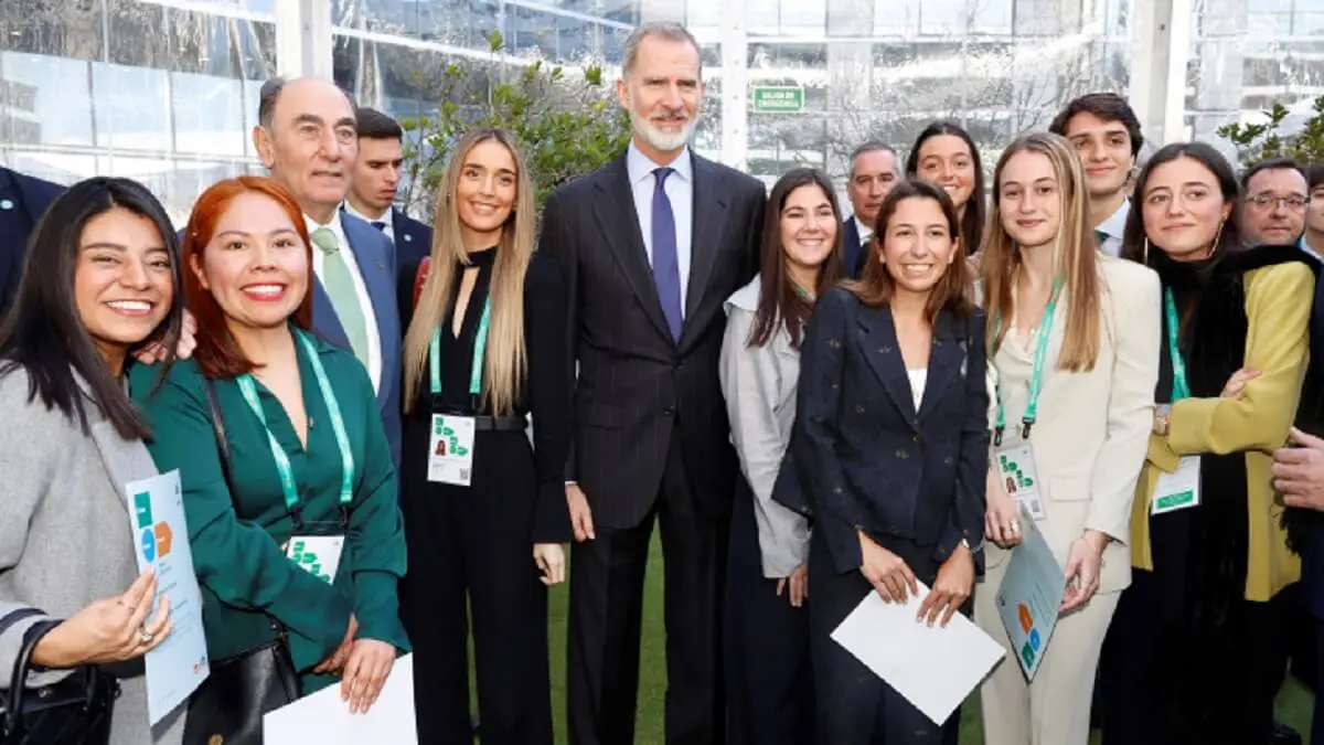 S. M. el Rey Felipe VI acompañando al presidente de Iberdrola, Ignacio Galán, en el acto de entrega de las Becas