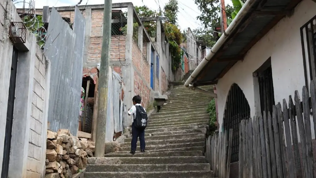 Un niño camina por su barrio Rosalinda, un área de la capital hondureña, Tegucigalpa, conocida por su alto índice de criminalidad - © ACNUR/Daniel Dreifuss