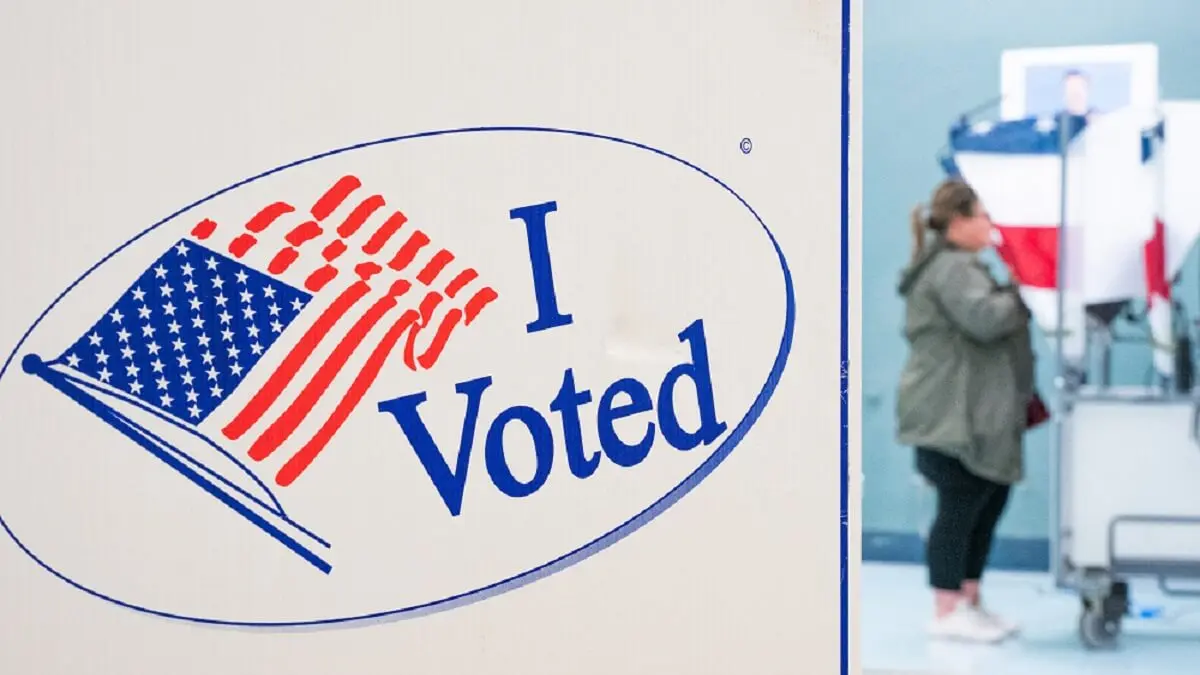 Un votante deposita su voto en un colegio electoral de Nashville, Tennessee, el Súper Martes, 5 de marzo de 2024 -PHOTO/SETH HERALD/AFP