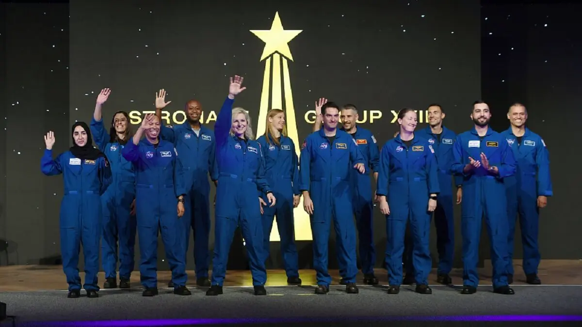 La emirati Nora Al Matrooshi (izquierda), y Mohammed Al Mulla (a la derecha, con barba), posan con sus compañeros norteamericanos el día de la graduación de la nueva promoción de astronautas de la NASA - PHOTO/JSC-NASA