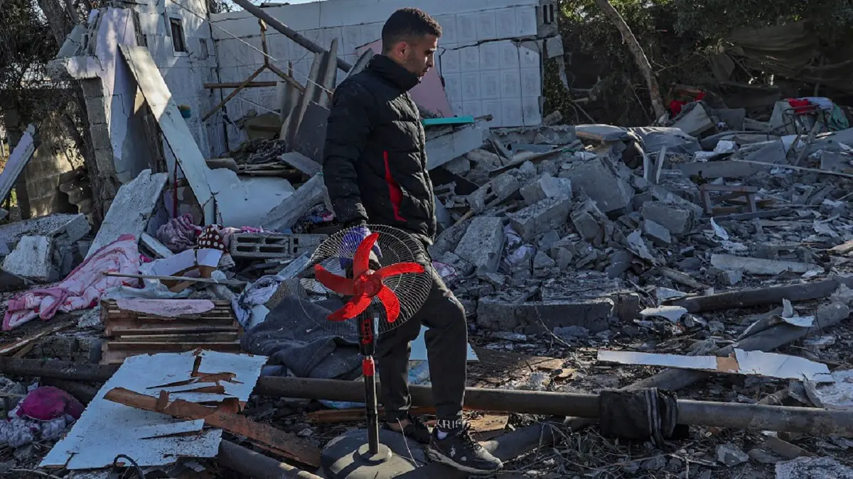 Un palestino busca sus pertenencias entre los escombros de las casas destruidas por los bombardeos israelíes en Rafah, en el sur de la Franja de Gaza, el 11 de marzo de 2024, en medio de las continuas batallas entre Israel y el grupo militante palestino Hamás – PHOTO/SAID KHATIB/AFP