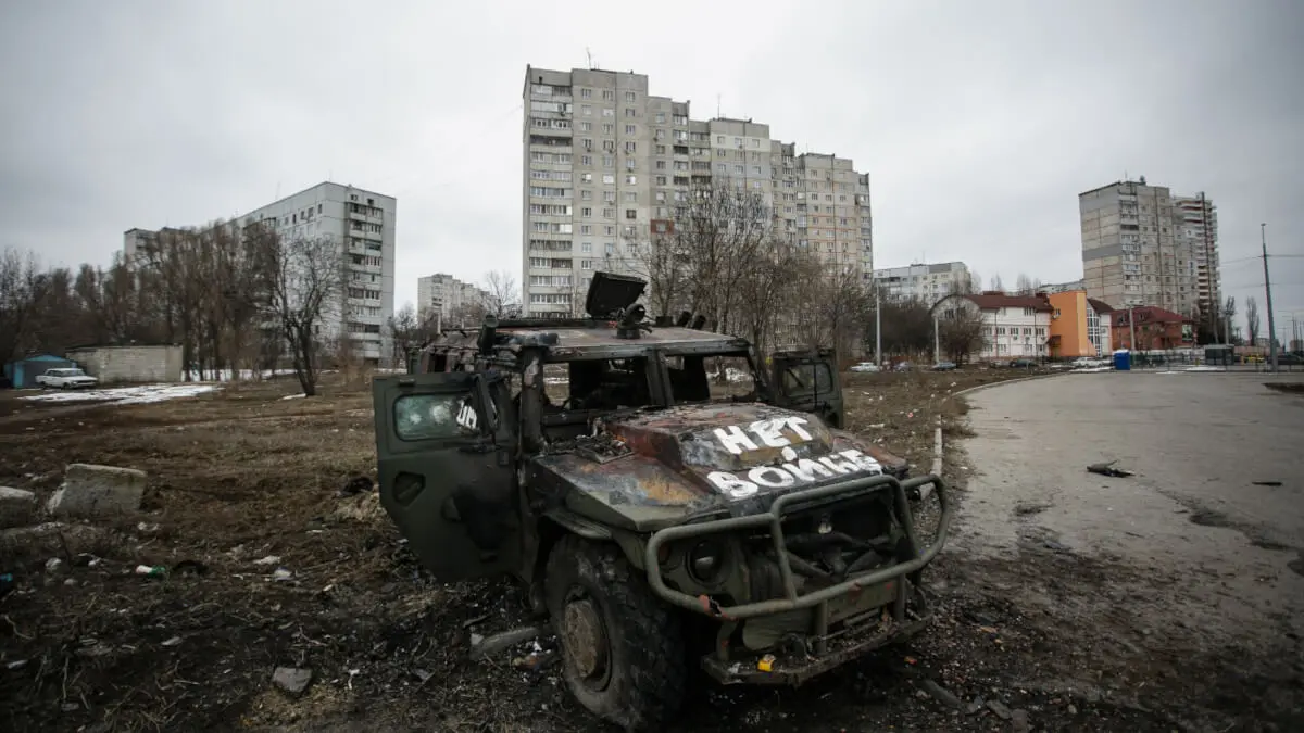 Carro de combate ruso bombardeado durante la Guerra - <a href="https://depositphotos.com/es/?/">Depositphotos</a> - Ruinas tras un bombardeo ruso