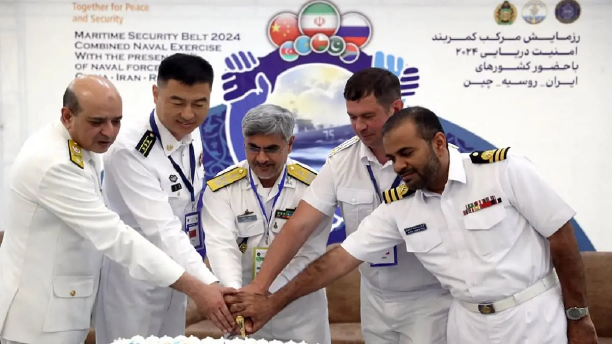 Esta fotografía facilitada por el Ministerio de Defensa iraní el 12 de marzo de 2024 muestra a oficiales navales participando en una ceremonia durante el ejercicio naval combinado “Cinturón de Seguridad Marítima 2024” entre Irán, Rusia y China en el golfo de Omán – PHOTO/AFP PHOTO/IRANIAN DEFENCE MINISTRY