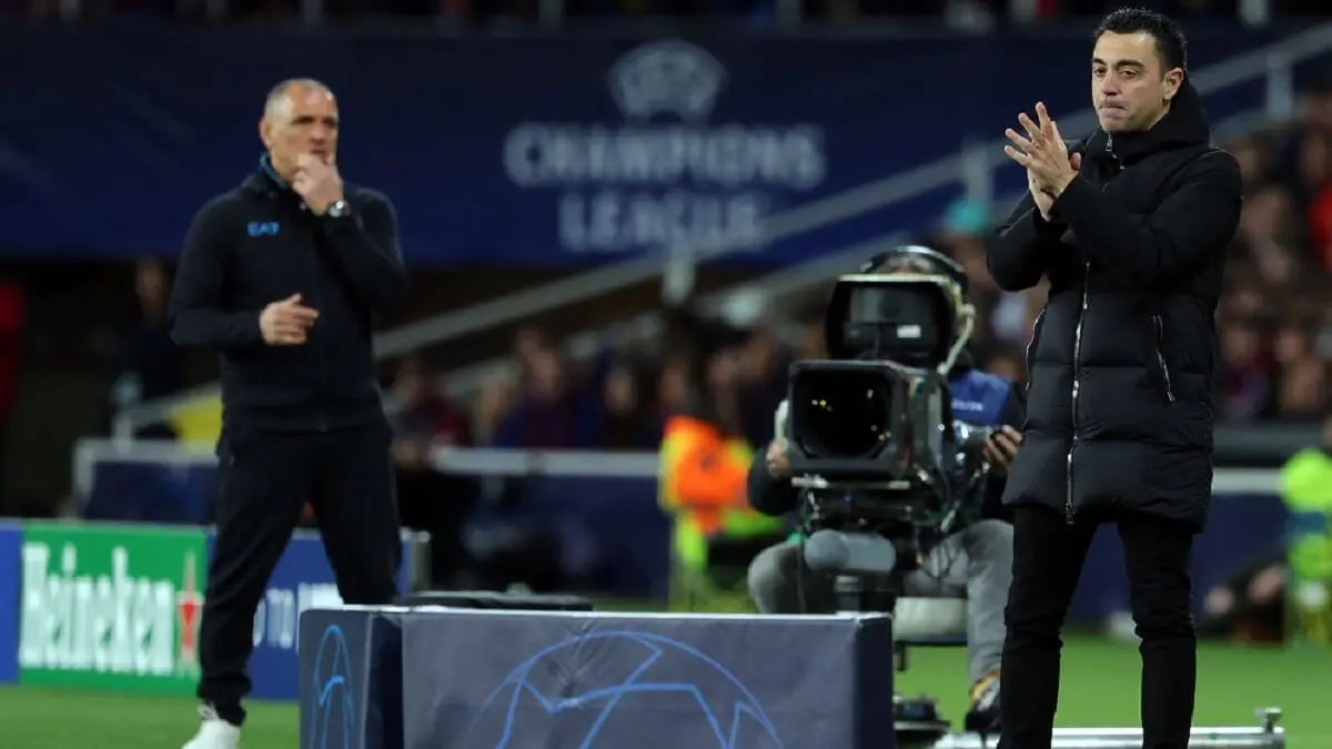 El entrenador español del Barcelona, Xavi, aplaude durante el partido de fútbol de vuelta de octavos de final de la Liga de Campeones de la UEFA entre el FC Barcelona y el SSC Nápoles en el Estadi Olímpic Lluis Companys de Barcelona el 12 de marzo de 2024 – PHOTO/LLUIS GENE/AFP