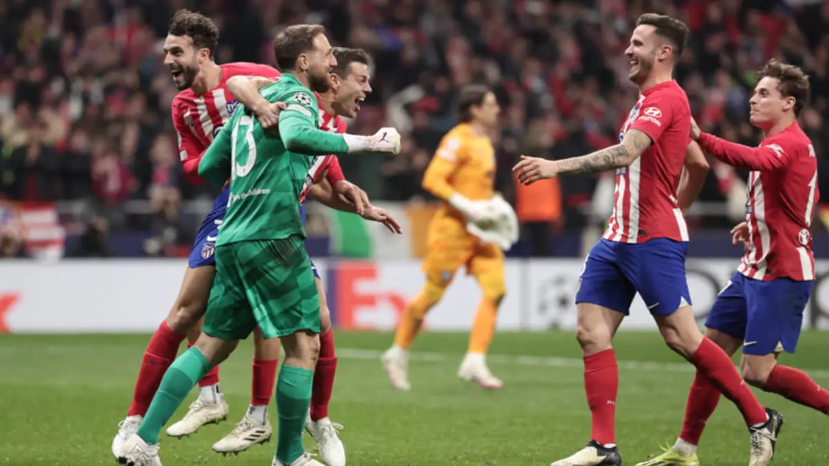 Los jugadores del Atlético de Madrid celebran la victoria al final del partido de fútbol de vuelta de octavos de final de la Liga de Campeones de la UEFA entre el Club Atlético de Madrid y el Inter de Milán en el estadio Metropolitano de Madrid - PHOTO/THOMAS COEX/AFP