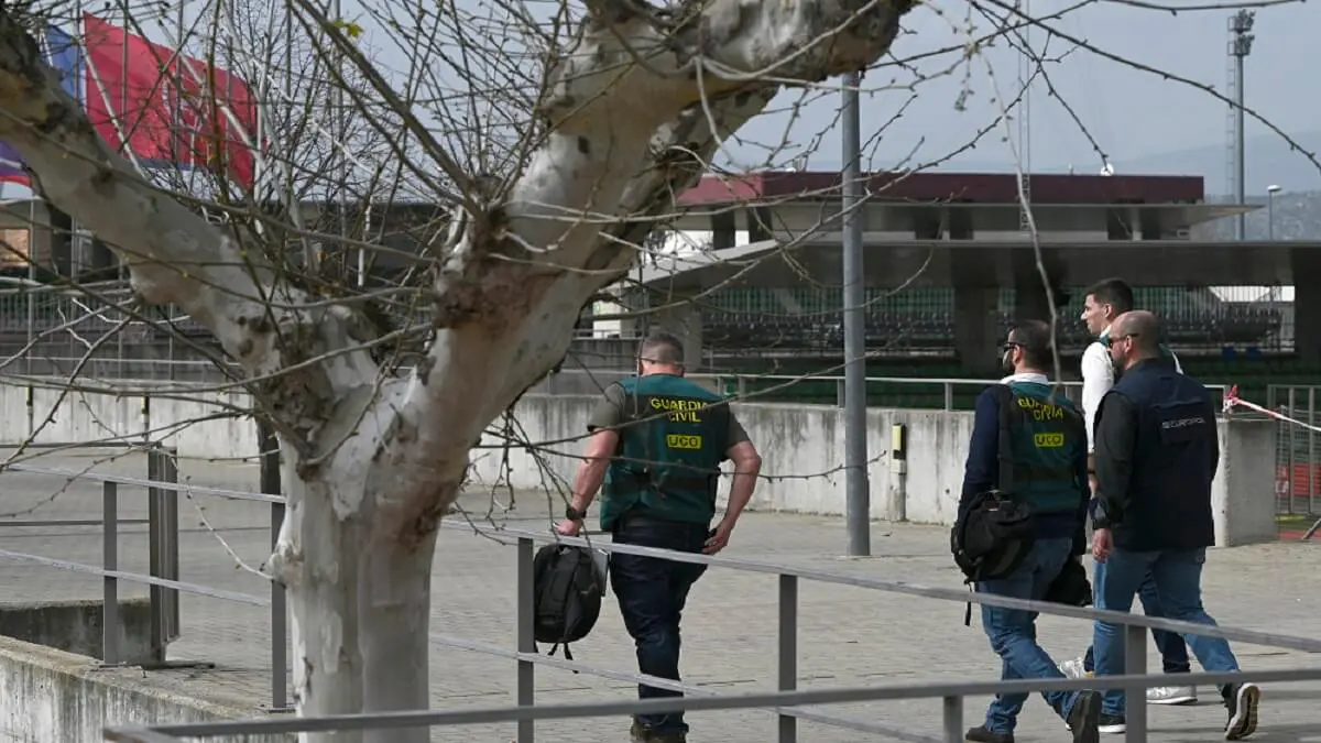 La Guardia Civil española de la Unidad Central Operativa (UCO) y agentes de Europol salen tras un registro en la sede de la Real Federación Española de Fútbol (RFEF) en Las Rozas de Madrid el 20 de marzo de 2024 – PHOTO/JAVIER SORIANO/AFP