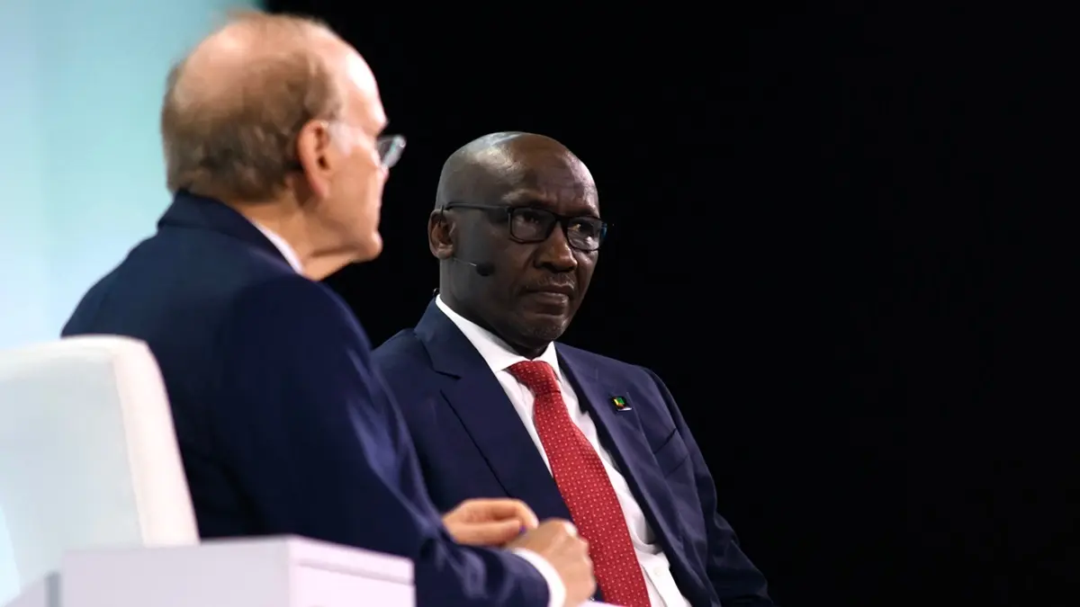 El consejero delegado de la Nigerian National Petroleum Corporation, Mele Kyari (d), habla durante la cumbre petrolera CERAWeek en Houston, Texas, el 19 de marzo de 2024 - Foto de Mark Felix / AFP