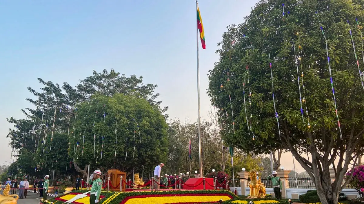 El subcomandante en jefe militar de Myanmar, Soe Win (C), saluda durante una ceremonia para conmemorar el 77º aniversario del Día de la Unión del país en Naypyidaw, el 12 de febrero de 2024 – PHOTO/AFP