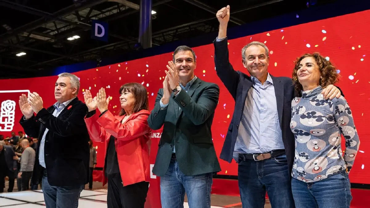 La nueva religión monoteísta del Sanchismo ya ha elegido a sus apóstoles y apóstolas para difundir el mensaje de la salvación política eterna. En imagen algunos de ellos: Santos Cerdán, Rodríguez Zapatero y María Jesús Montero - PHOTO/PSOE