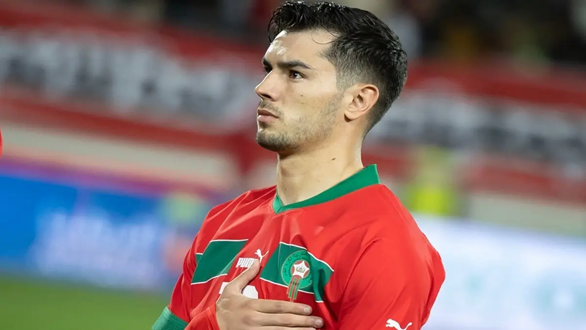 El centrocampista marroquí #10 Brahim Diaz se lleva la mano al corazón antes del partido de fútbol amistoso internacional entre Marruecos y Angola en el estadio Adrar en Agadir, Marruecos, el 22 de marzo de 2024 -Foto de FADEL SENNA / AFP