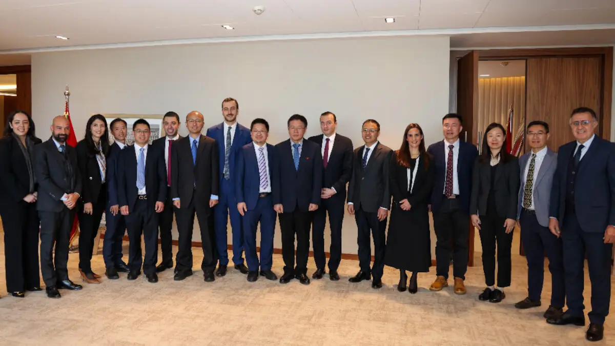 Foto de familia con el primer ministro marroquí Aziz Akhannouch, el CEO de la empresa BTR New Material, He Xueqin, y el embajador de China en Marruecos, Li Changlin - PHOTO/REDES/ @miceppgov_ma