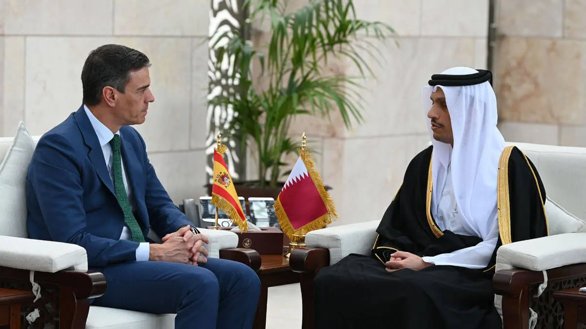 El presidente del Gobierno, Pedro Sánchez, y el primer ministro y ministro de Asuntos Exteriores del Estado de Catar, Mohamed bin Abdulrahman al Zan, durante la reunión que han mantenido - Pool Moncloa/Borja Puig de la Bellacasa